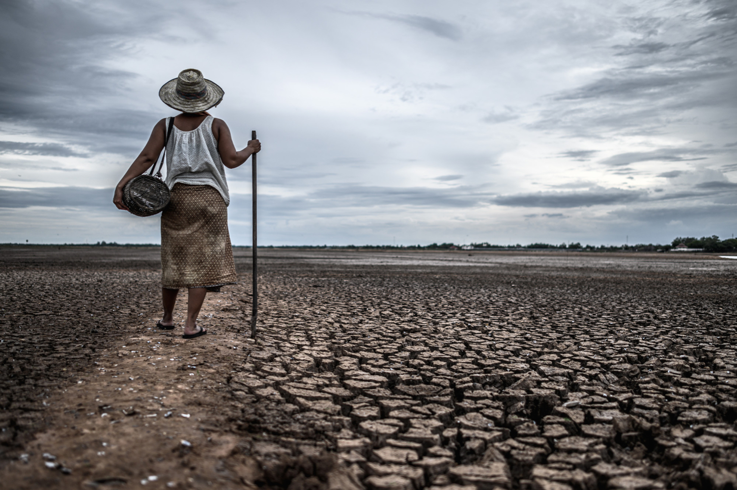 women-standing-dry-soil-fishing-gear-global-warming-water-crisis