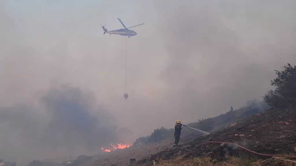 helicopter flying over the Simons town fire