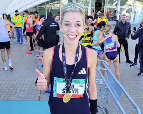 Gerda Steyn celebrating the victory at the Valencia Marathon 2023