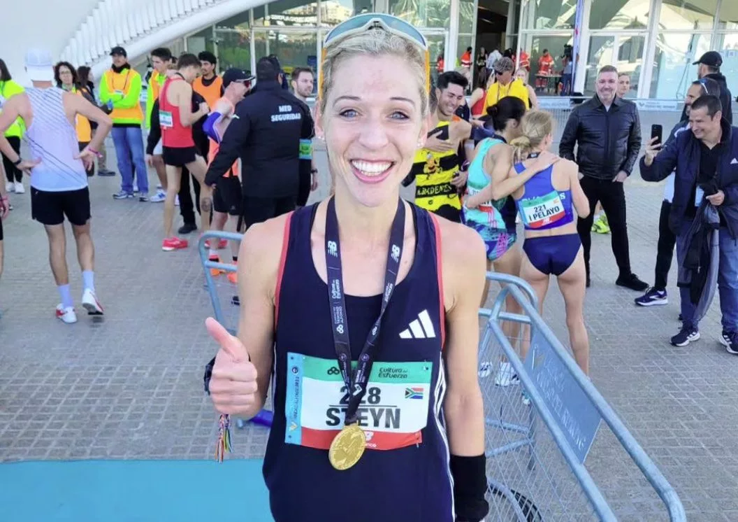 Gerda Steyn celebrating the victory at the Valencia Marathon 2023